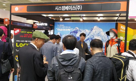 로라(LoRa, 저전력 중거리 무선통신 기술)를 적용해 주머니 속 이동기지국 '로리'(Lory)를 세계 최초로 개발한 시스템베이스가 이번에는 이 기술을 산업용 현장에 적용해 '로리넷'(Lorynet)을 개발했다. 로리넷은 산업현장과 공장 자동화 시스템에서 최후의 방어장치라고 할 수 있는 현장 작업자 개인 간 통신 네트워크시스템이다. 자동화 공장 내에서도 작업자 개인 간 통신 시스템은 늘 중요한 화두다. 이전 전시회의 시스템베이스 부스에서 관람객들이 로리를 이용한 시스템베이스의 '히말라야톡'에 대해 설명 듣고 있다. 시스템베이스 제공